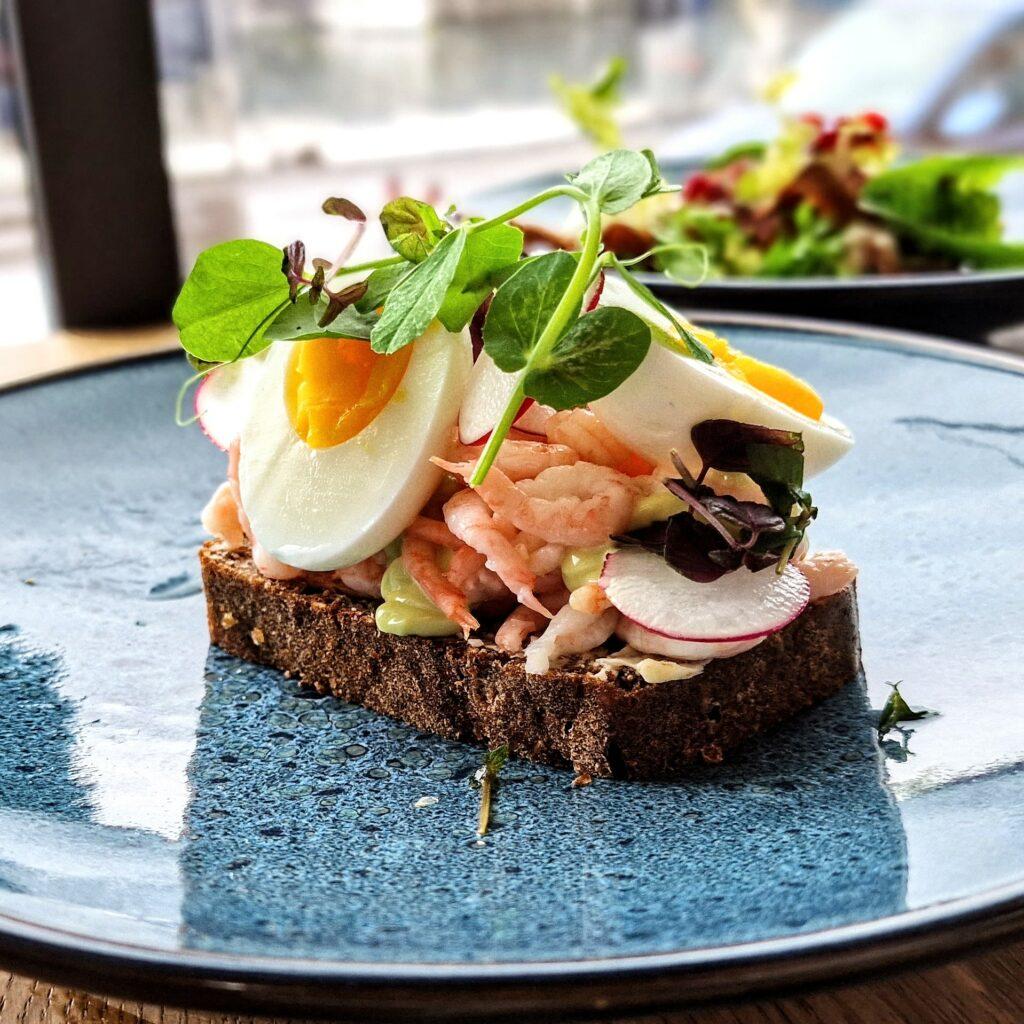 Odenses bedste smørrebrød - æg og rejser connoisseurens rute