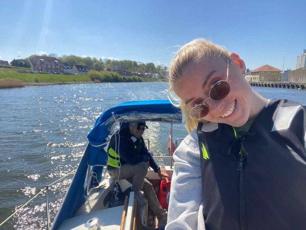 Laura og Jeppe på deres båd Martha - otwn